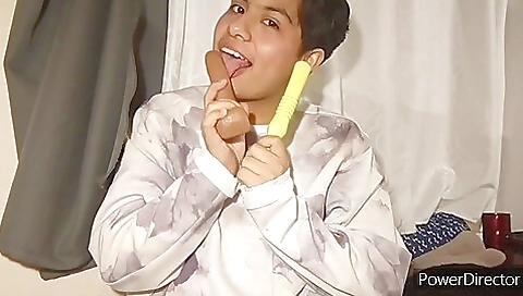 Amateur brunette masturbating in amateur video clip