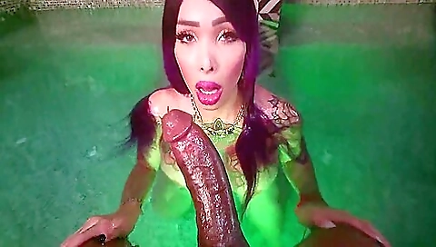 Tattooed girl with a huge ass and big tits showing sex