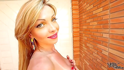 Big booty blonde gets her hole fucked by a car wash driver