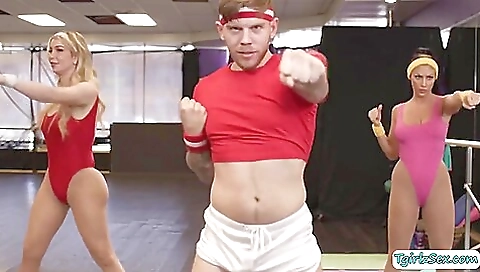 Tattooed babe in yoga poses gets her pussy deepthroated